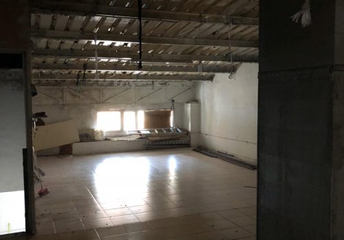 Local in Santa Cristina area - San Rafael Road with 200m2, distributed on two floors! Well connected and well located, on the corner!