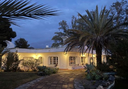 Parcela con edificio y jardines privados