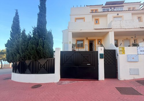 ¡Chalet pareado en Benalmádena — excelente ubicación y lista para entrar a vivir!