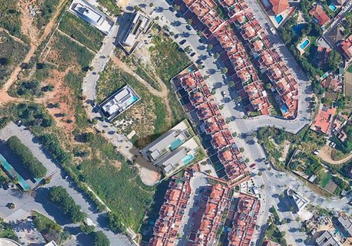 Parcela en venta con licencia y proyecto en zona Avenida Rocío Jurado Palacio de Congresos de Torremolinos con 5 dormitorios y 4 baños.