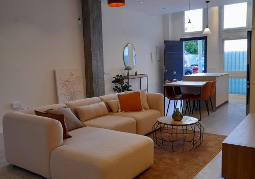 Vivienda única de 2 niveles totalmente reformada con patio privado en El Ejido