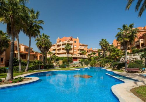 Magnificent apartment for sale in Marbella with sea and golf views. 