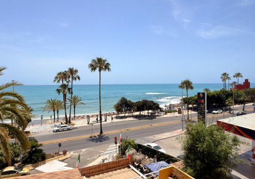 Piso reformado con vistas al mar y piscina en Avenida Antonio Machado
