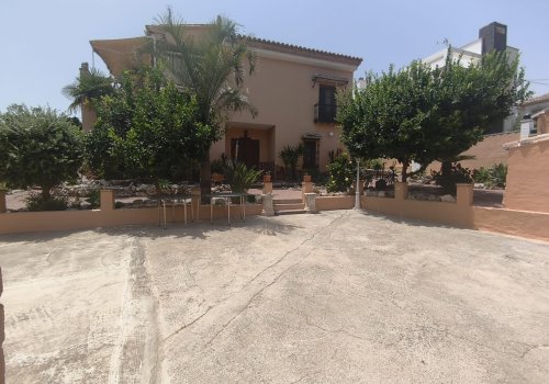 DETACHED VILLA FOR SALE WITH 420 M² BUILT ON AN 800 M² PLOT IN TORREMOLINOS