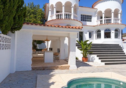 DETACHED VILLA WITH SWIMMING POOL, GARDEN AND SPACIOUS OUTDOOR AREAS IN BENALMÁDENA