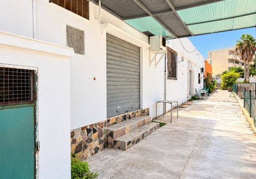 85 M² COMMERCIAL PREMISES WITH POTENTIAL FOR CHANGE OF USE IN LA CARIHUELA