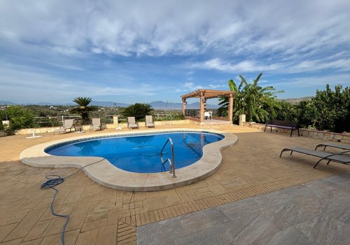 CASA INDEPENDIENTE DE UNA SOLA PLANTA CON PISCINA Y 3.000 M² DE PARCELA EN ALHAURÍN DE LA TORRE